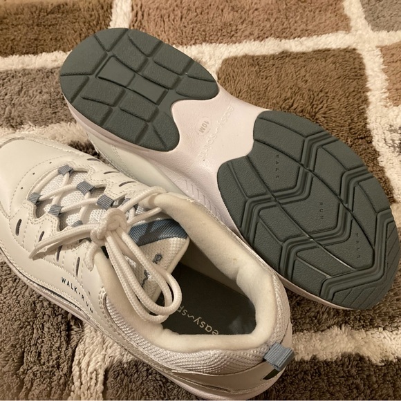 Easy Spirit / Brand New ROMY / Women’s Running Shoes / Classic White 10M / 🌸🌸 - Picture 3 of 6